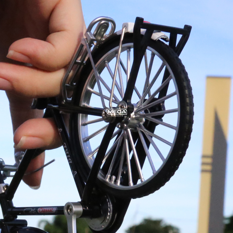 Picture Of Mountain Biking - 1:10 Scale Die-Cast Alloy Mini Mountain